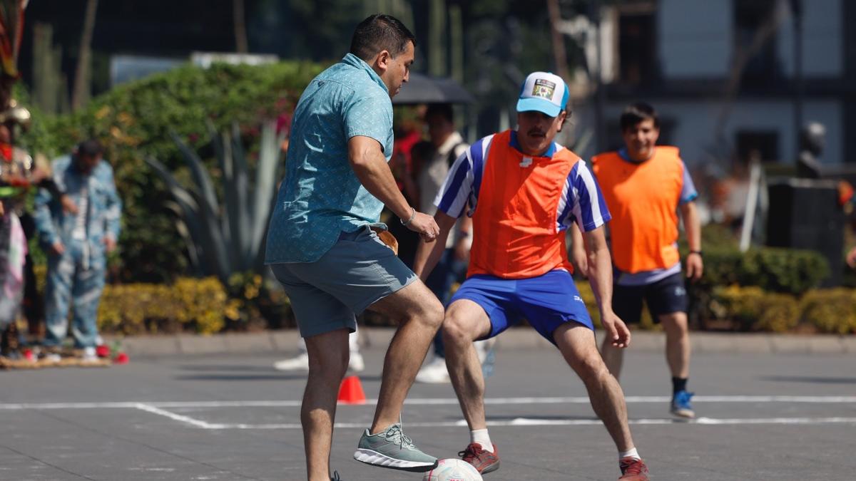 Activistas protestan contra el Mundial 2026 con retas en el Zócalo. Foto: EFE/Sáshenka Gutiérrez