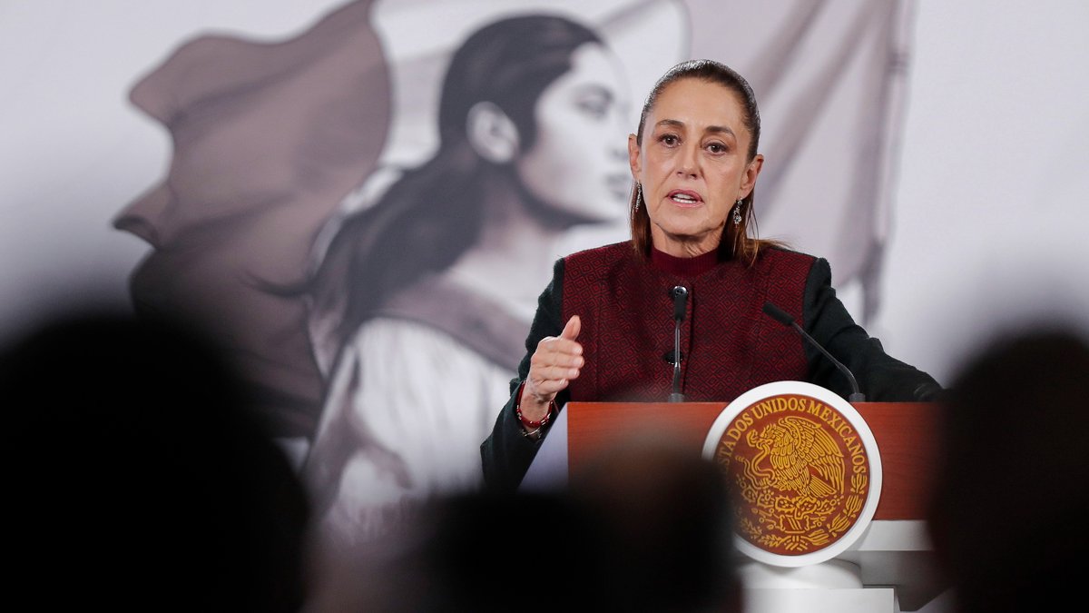 Claudia Sheinbaum anunció una iniciativa para limitar pensiones de exfuncionarios de alto nivel. Foto: EFE/Isaac Esquivel
