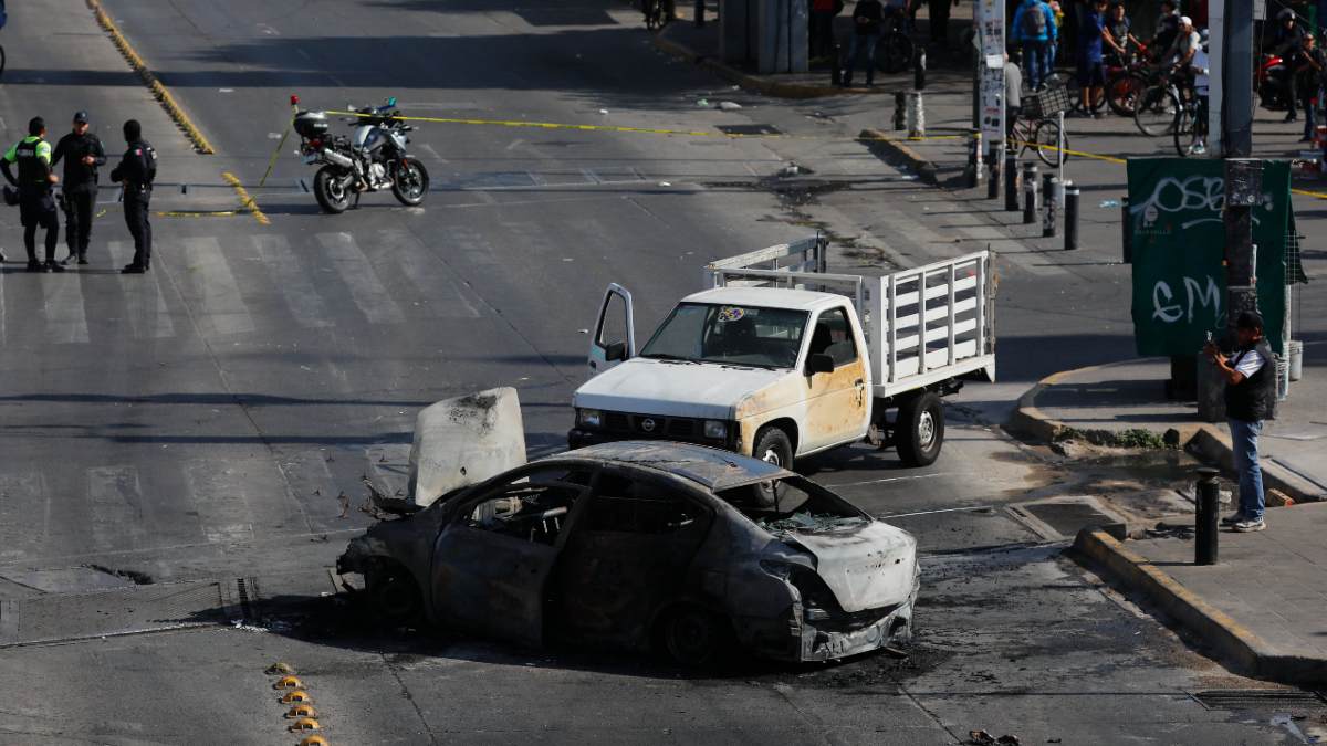 Vehículos incendiados fueron utilizados para bloquear carreteras tras un operativo federal en Jalisco y Michoacán. Foto: EFE Vehículos incendiados fueron utilizados para bloquear carreteras tras un operativo federal en Jalisco y Michoacán. Foto: EFE