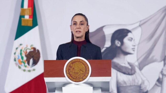 La presidenta de México, Claudia Sheinbaum, habla durante una rueda de prensa este viernes en Palacio Nacional. Foto: EFE/Sáshenka Gutiérrez