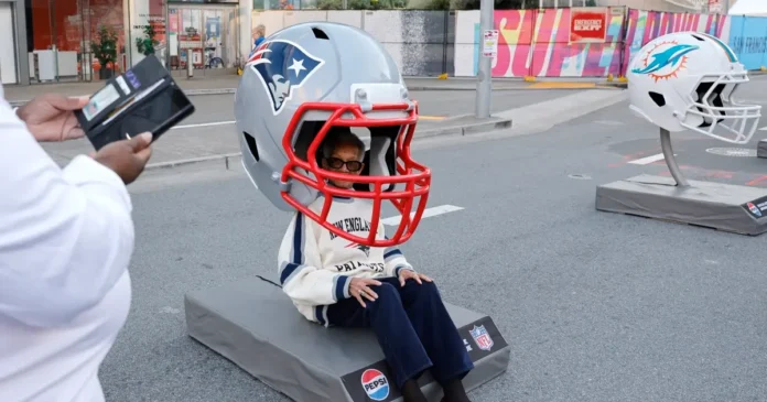 Un fan de los New England Patriots posa con un casco de los 'Pats' en el primer día del Super Bowl Experience en San Francisco, California. Foto: EFE/EPA/John G. Mabanglo