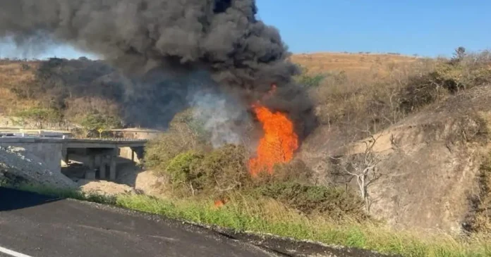Tres personas fallecieron y seis resultaron heridas tras una explosión en una tubería de Pemex en Loma Larga, Istmo de Tehuantepec, Oaxaca. Foto: @rioaxaca en X