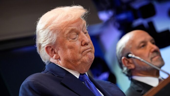 El presidente Donald Trump firmó una orden para imponer un arancel global del 10% a las importaciones. Foto: EFE/Yuri Gripas/Pool