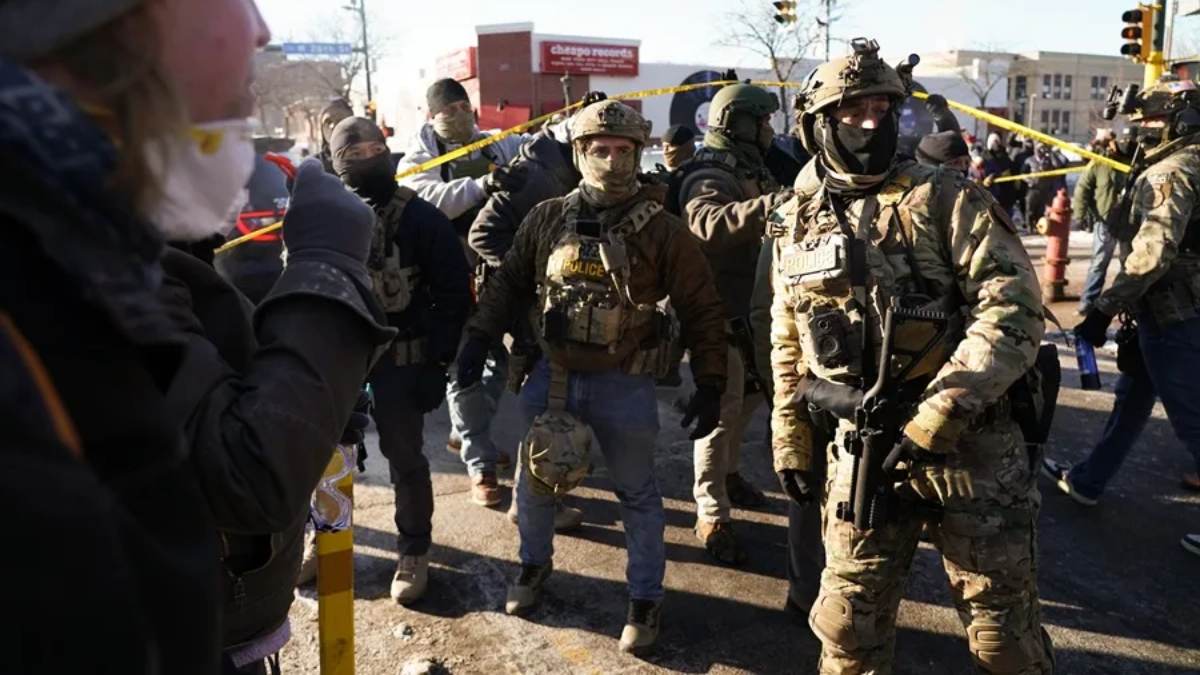 Agentes federales durante operativos migratorios en Minnesota en el marco de la Operación Metro Surge. Foto: EFE/Craig Lassig/Archivo