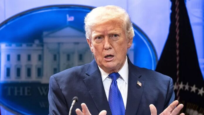 El presidente de EEUU, Donald Trump, anunció el aumento del arancel global al 15%. Foto: EFE/Bonnie Cash/Pool
