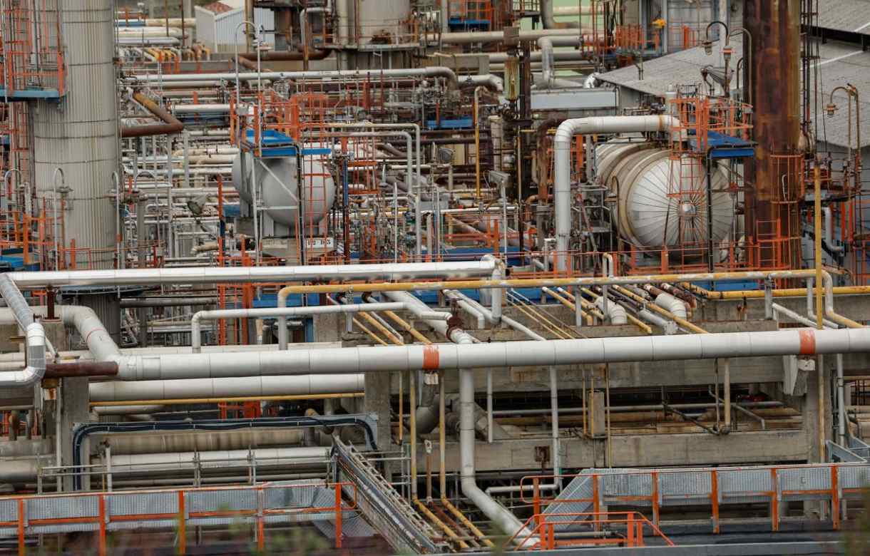 Instalaciones de reservas estratégicas de petróleo de Petronor en Muskiz utilizadas por países para estabilizar el mercado energético mundial. Foto: EFE/Miguel Toña