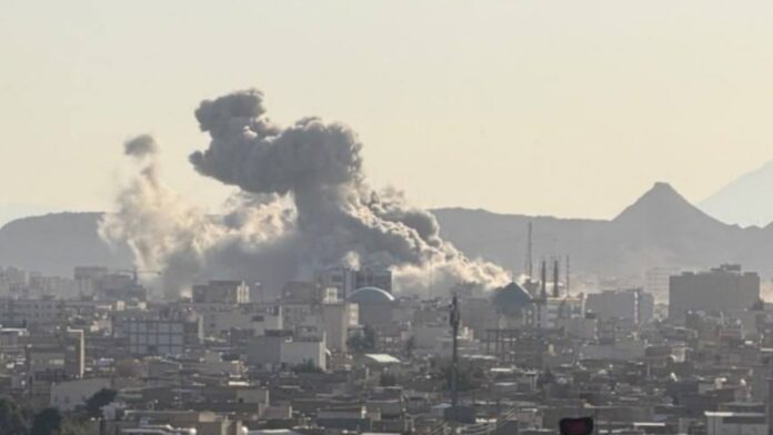 Israel atacó el edificio de la Asamblea de Expertos en Qom, órgano que debe elegir al sucesor del líder supremo iraní. Foto: Tomada de X