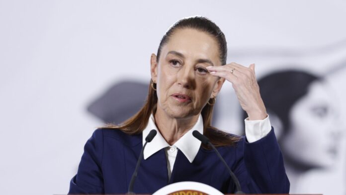 La presidenta de México, Claudia Sheinbaum, habla en una rueda de prensa este lunes en Palacio Nacional. Foto: EFE/Sáshenka Gutiérrez