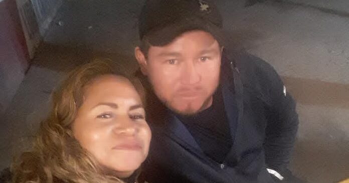 Ceci Flores, fundadora de Madres Buscadoras de Sonora, muestra una foto con su hijo. Foto: @CeciPatriciaF en X