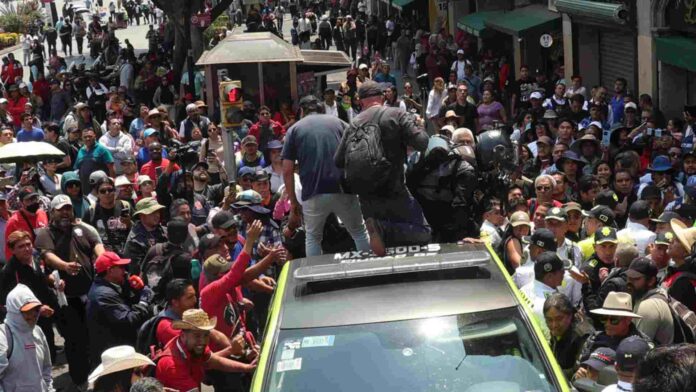 Maestros de la CNTE levantaron el plantón en el Zócalo tras tres días de protestas en la capital. Foto: EFE/Madla Hartz