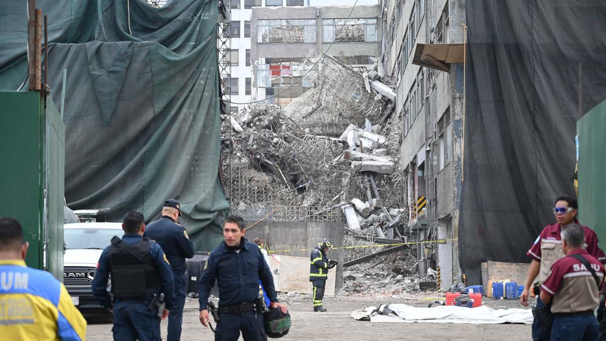 Equipos de rescate trabajan entre los escombros tras el colapso de un edificio en demolición en la Calzada de Tlalpan. Foto: EFE/Madla Hartz