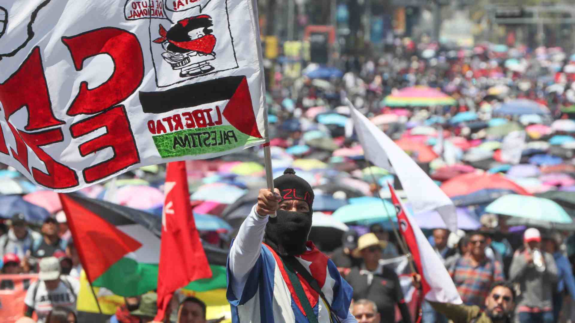 Maestros de la CNTE marcharon al Zócalo e iniciaron paro nacional de 72 horas. Foto: EFE/ Mario Guzmán