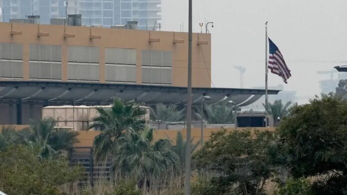 Vista exterior de la Embajada de Estados Unidos en Bagdad, Irak, este 14 de marzo de 2026. Foto: EFE/Ceerwan Aziz
