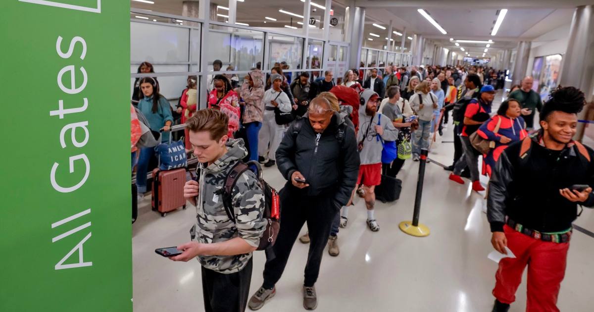 Pasajeros enfrentan largas filas en aeropuertos de EE.UU. ante la falta de personal de seguridad. Foto: EFE/EPA/Erik S. Lesser