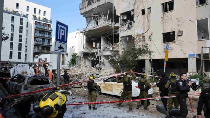 Equipos de emergencia israelíes trabajan en el lugar de un ataque con misiles iraníes en una zona residencial de Tel Aviv. Foto: EFE/EPA/Abir Sultan