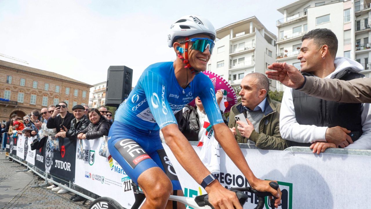 El corredor mexicano Isaac Del Toro, del UAE Emirates team, en la Tirreno–Adriático. Foto: EFE/EPA/Roberto Bettini