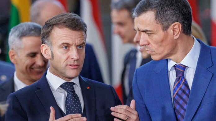 El presidente del Gobierno español, Pedro Sánchez, y el presidente francés Emmanuel Macron, durante la reunión formal de los miembros del Consejo Europeo. Foto: EFE/Olivier Matthys