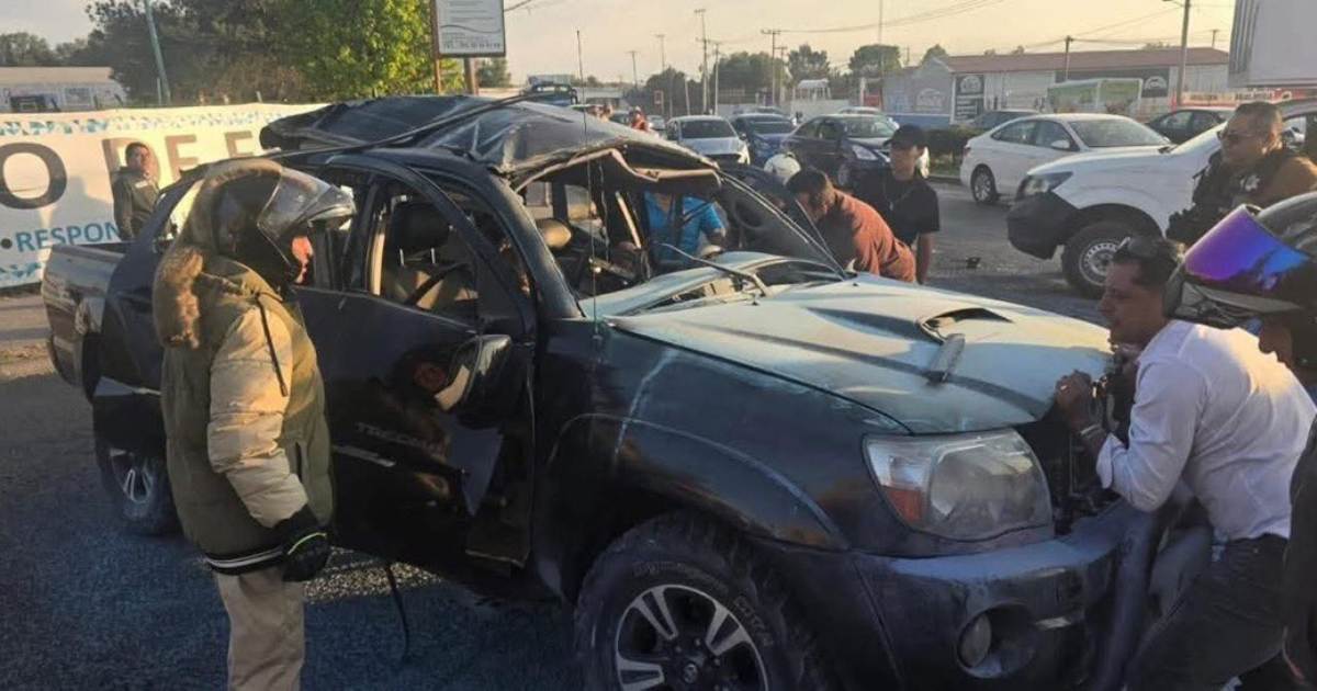 Autoridades acordonaron la zona tras la explosión de una camioneta en la carretera México-Pachuca, en Tecámac. Foto: Tomada de X