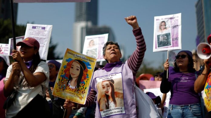 Las mujeres se manifiestan durante una marcha en el marco del Día Internacional de la Mujer en la Ciudad de México. Foto: EFE/Sáshenka Gutiérrez