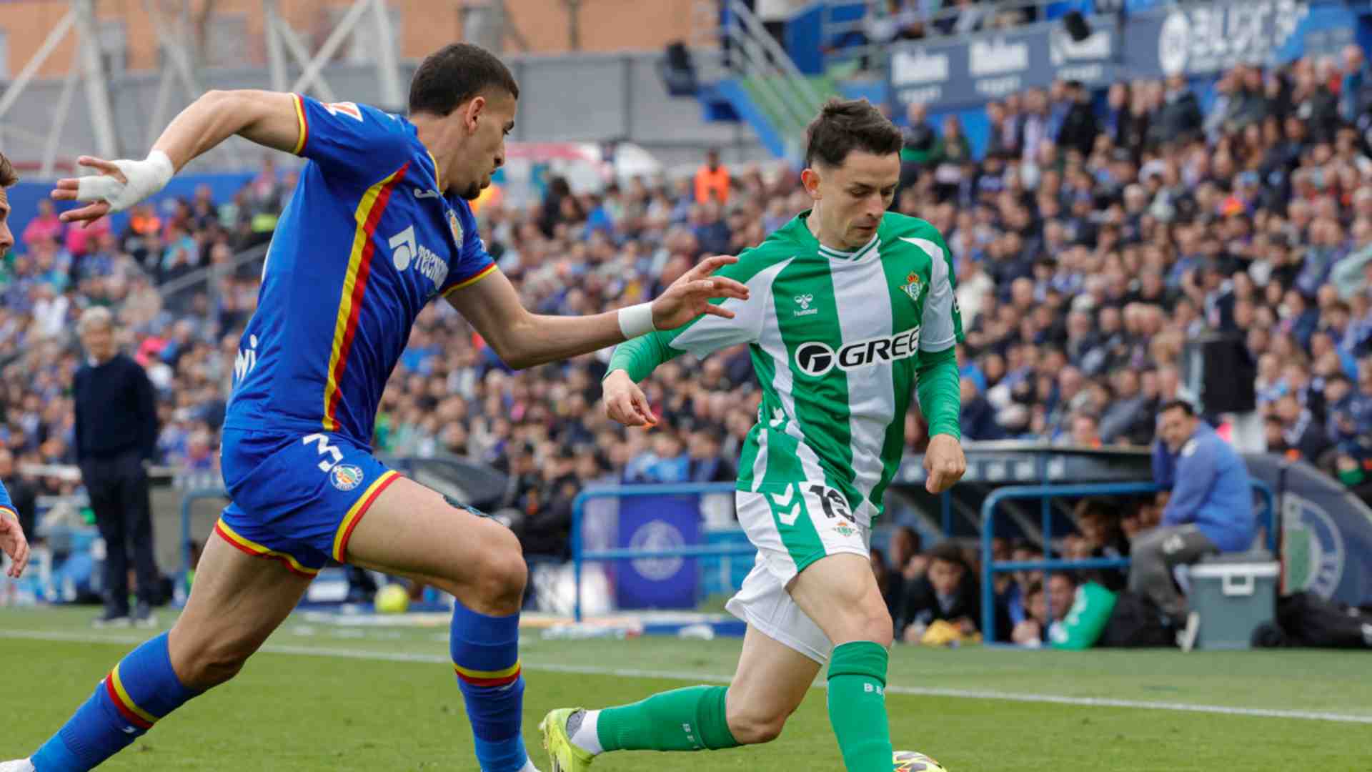 El centrocampista del Betis Álvaro Fidalgo (d) pelea un balón con el defensa marroquí del Getafe Abdel Abqar durante el partido de LaLiga entre el Getafe y el Betis. Foto: EFE/Zipi/Archivo