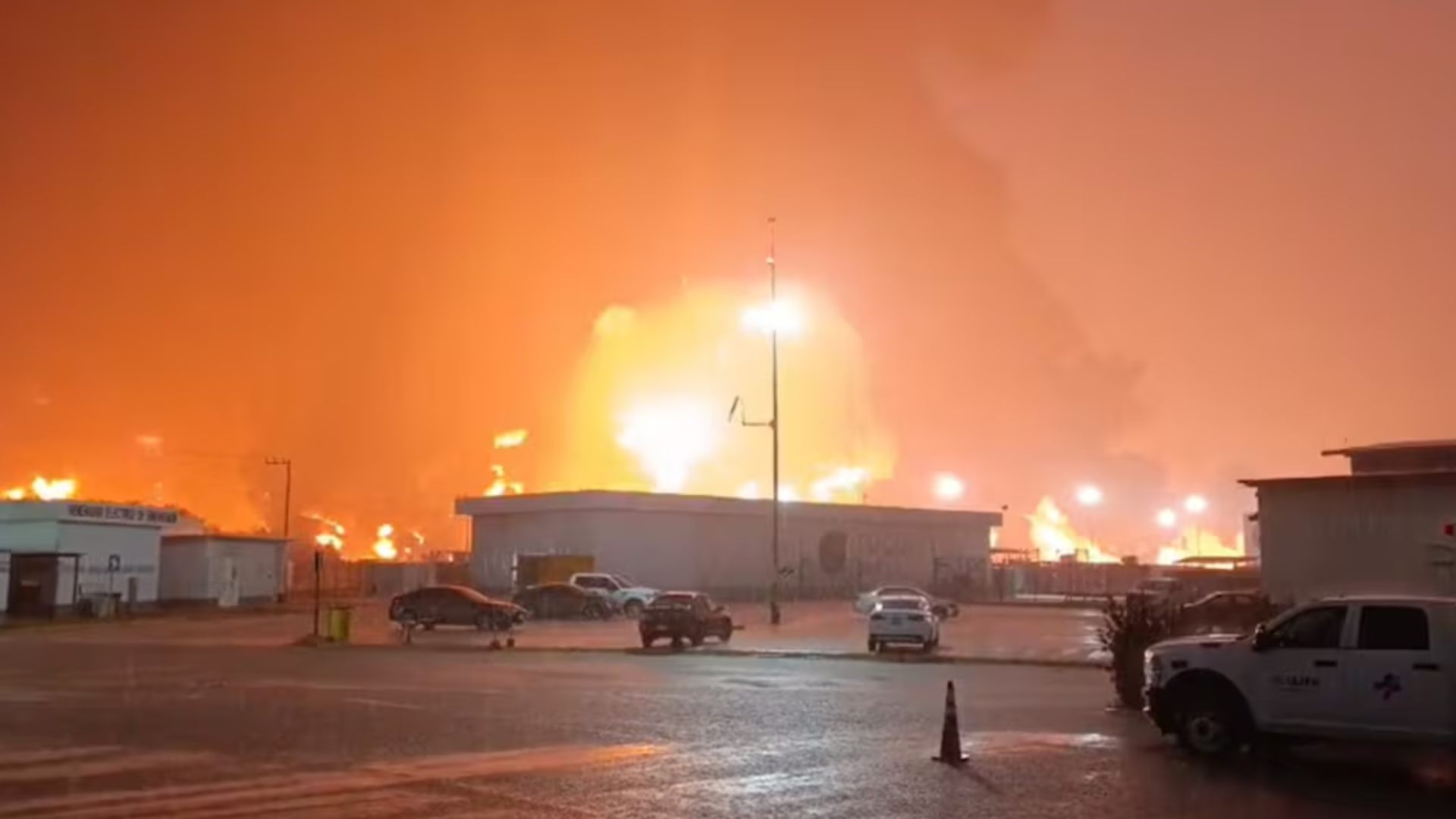Incendio en la refinería de Dos Bocas dejó cinco personas fallecidas en Tabasco. Foto: Tomada de X