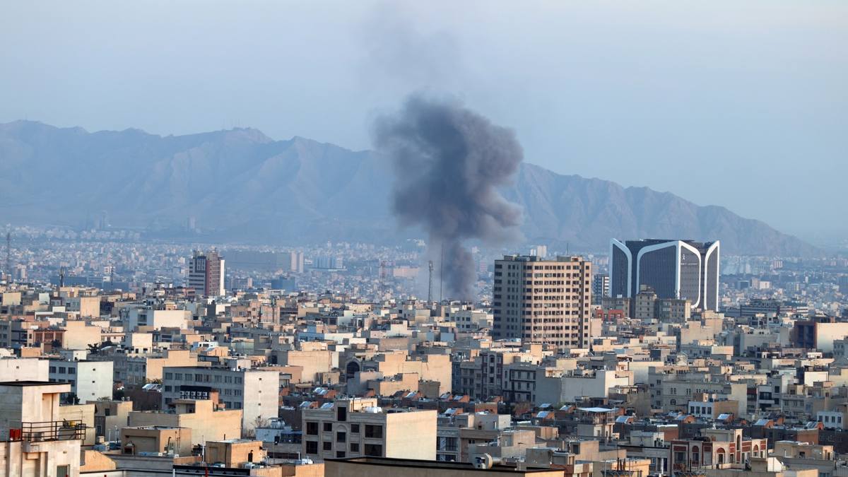 El humo se eleva después de un ataque aéreo en el centro de Teherán, Irán. Foto: EFE/EPA/Abedin Taherkenareh