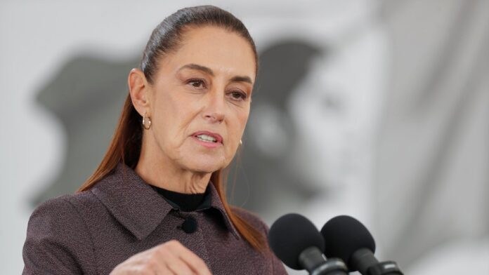 La presidenta de México, Claudia Sheinbaum, habla durante una rueda de prensa este lunes, en el Hospital Oncológico para la Mujer de CDMX. Foto: EFE/Isaac Esquivel