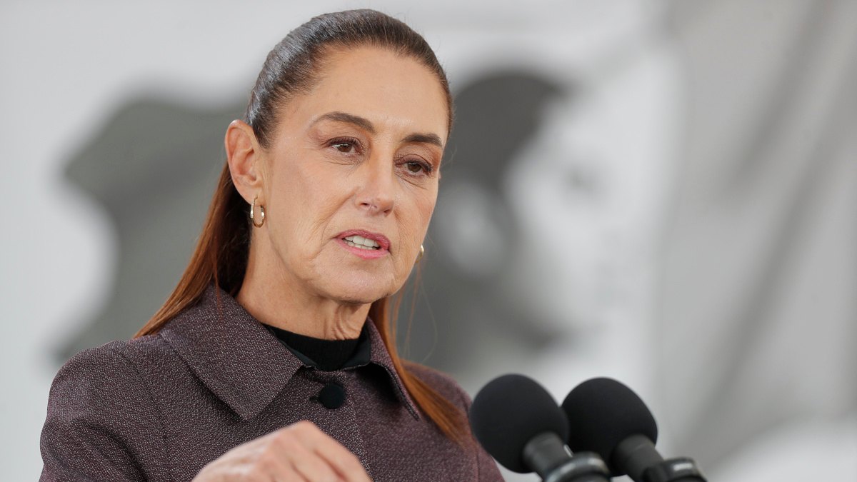 La presidenta de México, Claudia Sheinbaum, habla durante una rueda de prensa este lunes, en el Hospital Oncológico para la Mujer de CDMX. Foto: EFE/Isaac Esquivel