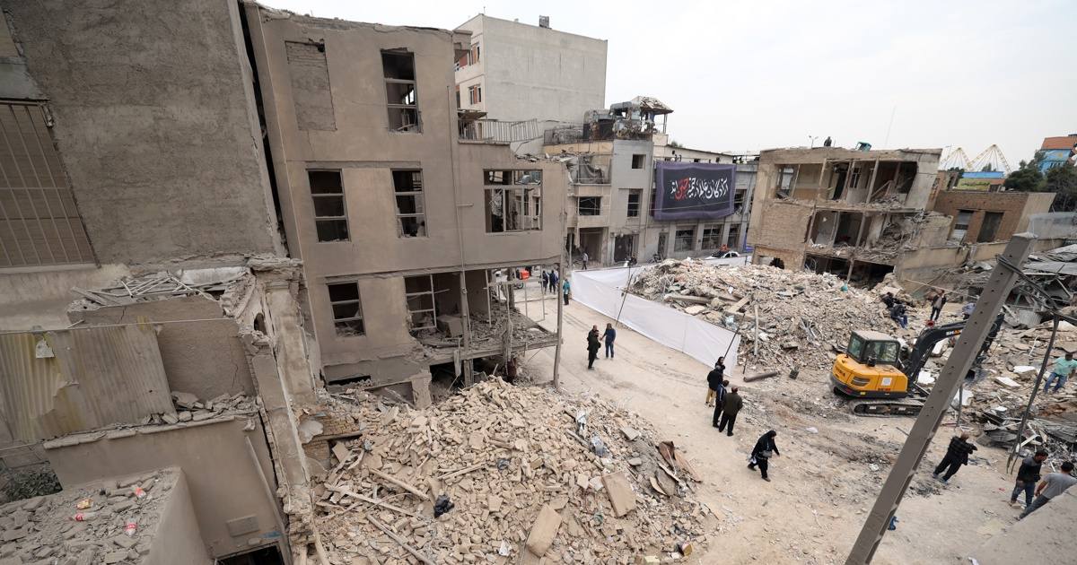 Iraníes caminan entre edificios residenciales dañados en el sur de Teherán, Irán, 15 de marzo de 2026. Foto: EFE/EPA/Abedin Taherkenareh