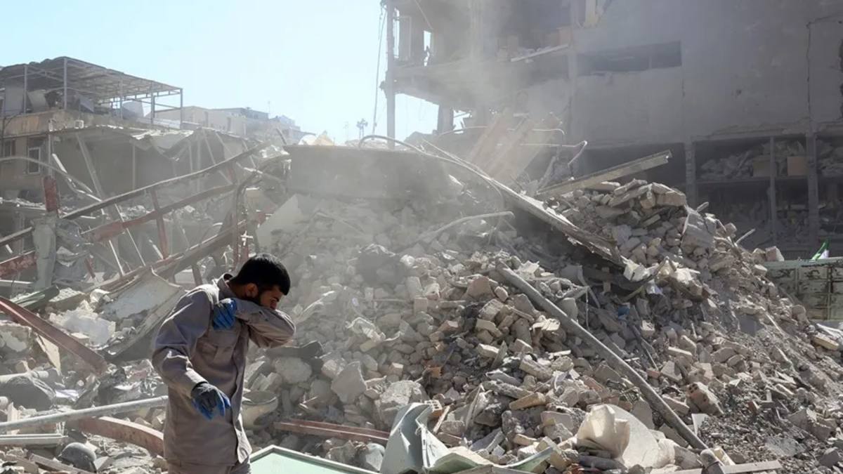 Un trabajador iraní junto a un edificio destruido en la Plaza Ferdowsi de Teherán, en un ataque aéreo israelí el 3 de marzo Foto: EFE/EPA/Abedin Taherkenareh