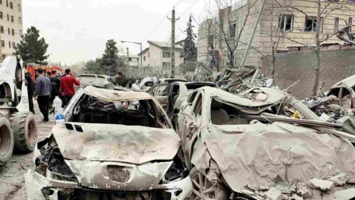 Daños materiales tras el bombardeo de un edificio en Teherán. Foto: EFE/Media Luna Roja Iraní