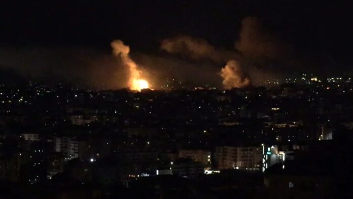 Columnas de humo tras bombardeos israelíes en los suburbios del sur de Beirut. Foto: EFE/Edgar Gutiérrez