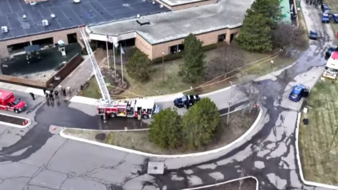 La policía acordonó la zona tras el ataque con vehículo contra la sinagoga Temple Israel en Míchigan. Foto: Tomada de X