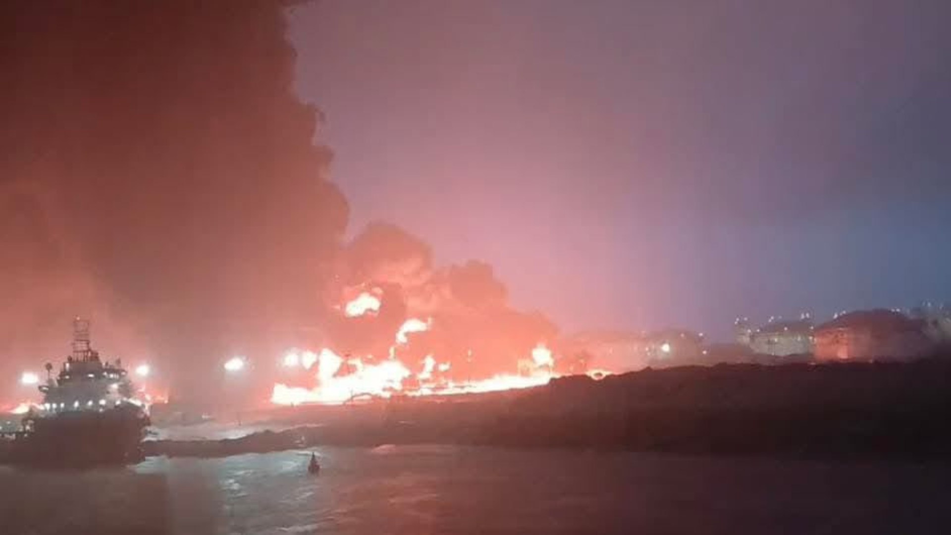 Autoridades investigan el incendio en la refinería de Dos Bocas que dejó cinco muertos. Foto: Tomada de X
