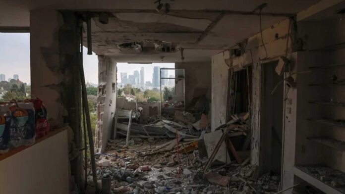 Misiles de Irán destruyen un edificio de departamentos de Tel Aviv, Israel. Foto: EFE/EPA/Abir Sultan