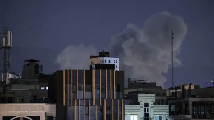 El humo se eleva tras los edificios tras ataques por parte de EE. UU. e Israel, en Teherán. Foto: EFE/EPA/Abedin Taherkenareh