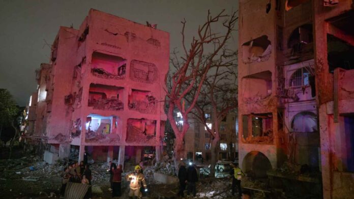 Equipos de emergencia atienden a heridos tras impactos de misiles en el sur de Israel. Foto: EFE/MDA