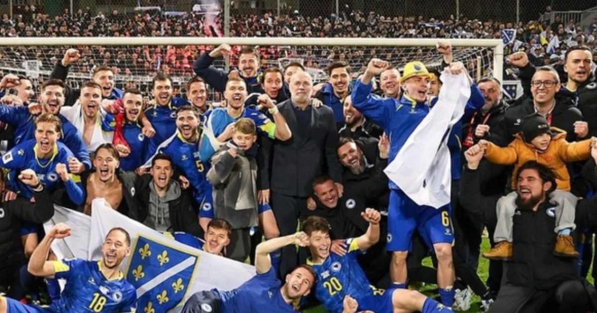 Jugadores de Bosnia celebran su clasificación al Mundial 2026 tras eliminar a Italia en penales. Foto: @FBosnio en X