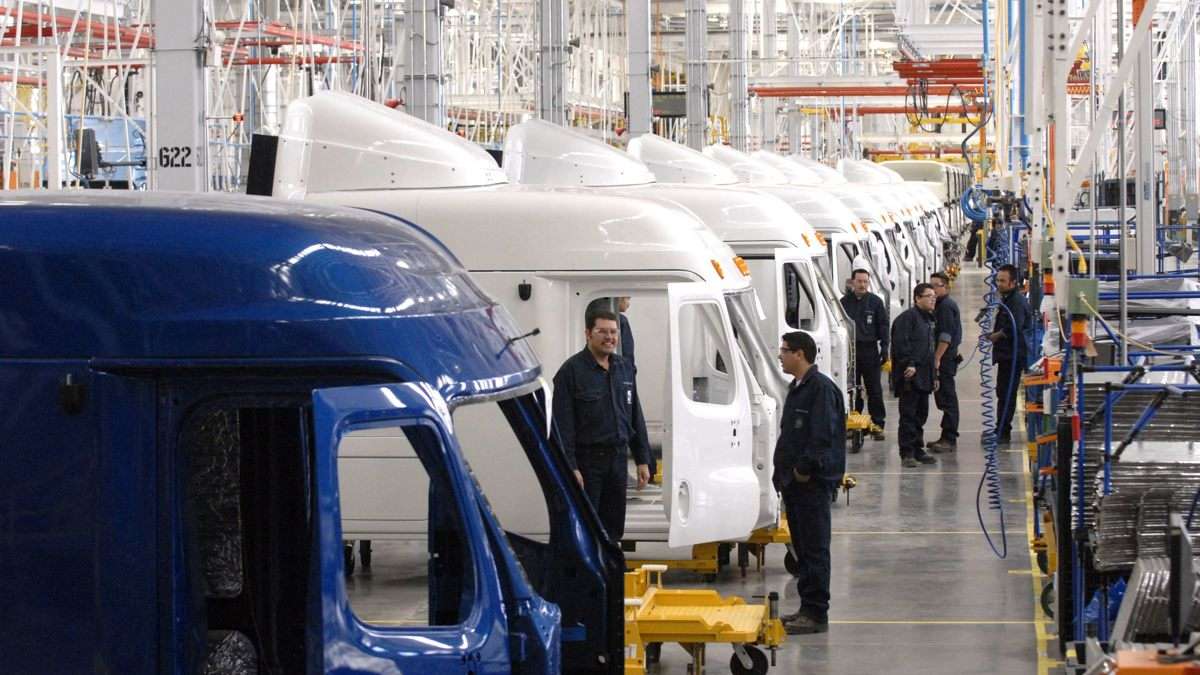 Empleados trabajan en una planta de automóviles en México. Foto: EFE/Mario Guzmán/Archivo
