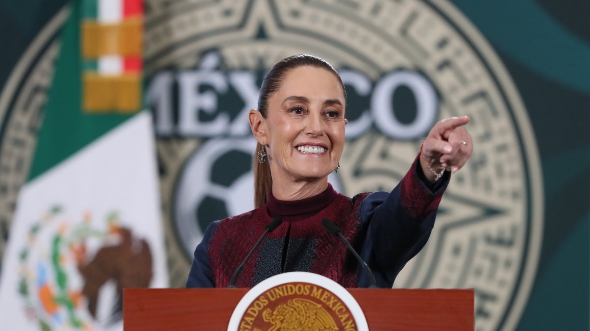La presidenta Claudia Sheinbaum anunció un concurso para que una joven futbolista la represente en la inauguración del Mundial 2026. Foto: EFE/Mario Guzmán