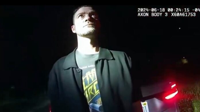 Imagen del momento en que Justin Timberlake es detenido por la policía en Sag Harbor. Foto: Tomada de X