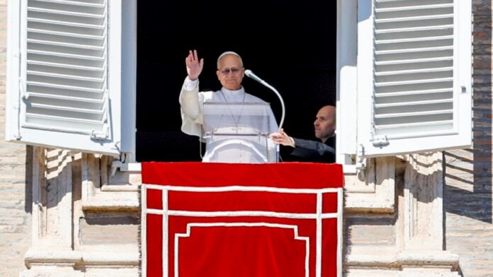 El papa León XIV durante una bendición desde el Vaticano. Foto: EFE/EPA/Fabio Frustaci/Archivo