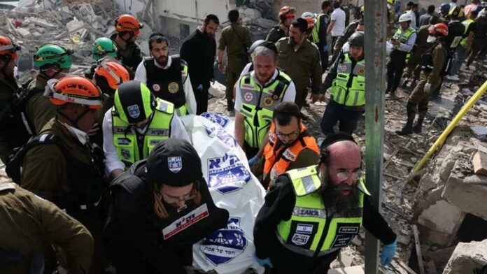 Equipos de rescate evacúan un cadáver tras el impacto de un misil iraní en Beit Shemesh cerca de Jerusalén. Foto: EFE/EPA/Abir Sultan