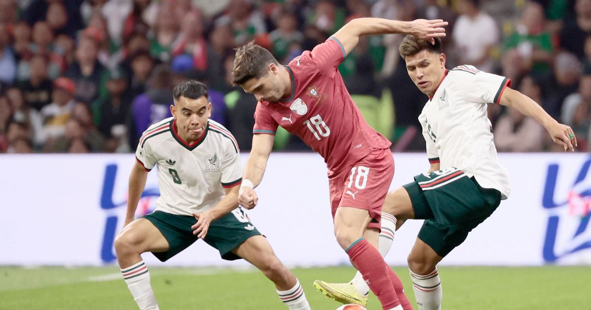 Jugadores de México y Portugal disputan el balón durante el amistoso en el Estadio Azteca. Foto: EFE/José Méndez