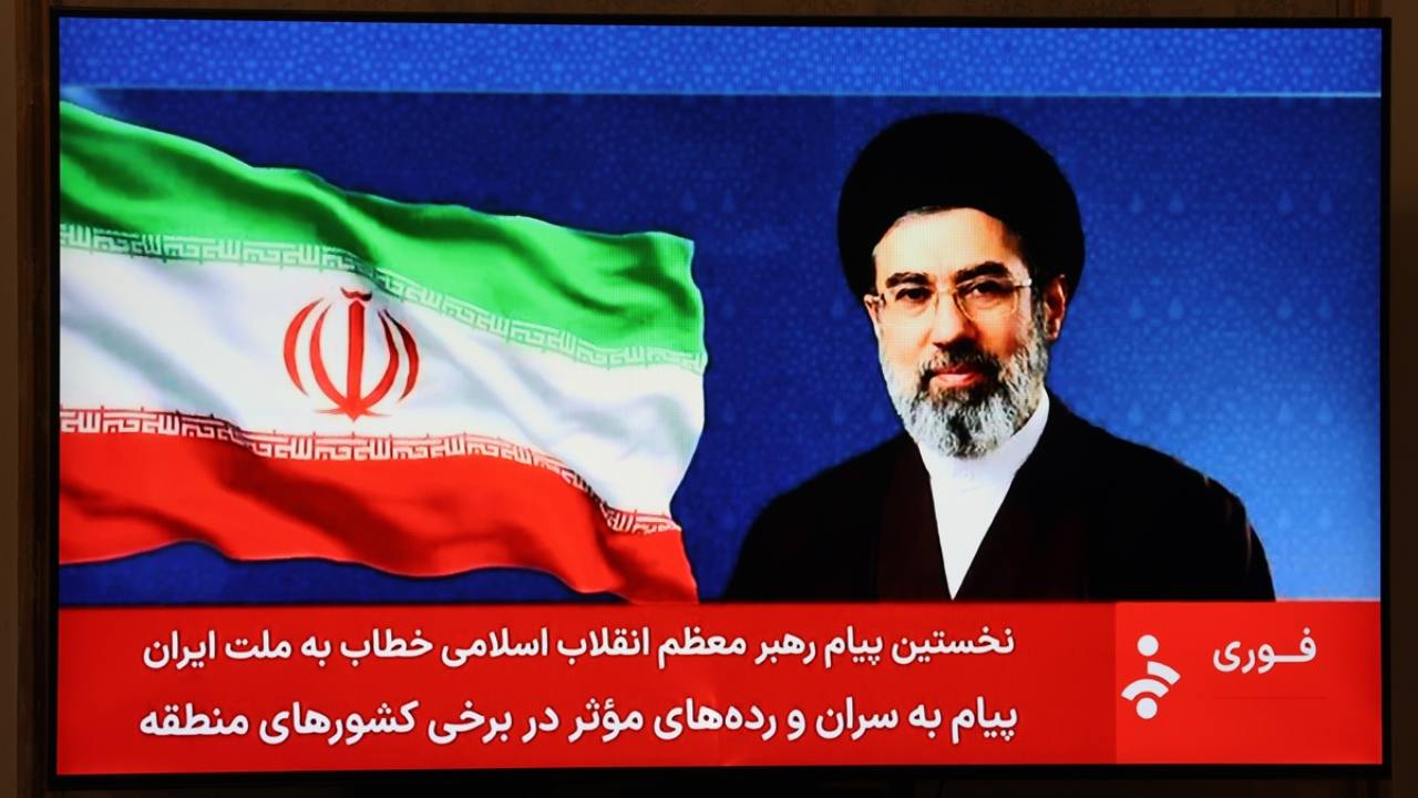 Una imagen del líder supremo iraní, el ayatolá Mojtaba Jomení, mostrada en la televisión estatal iraní. Foto: EFE/EPA/Abedin Taherkenareh