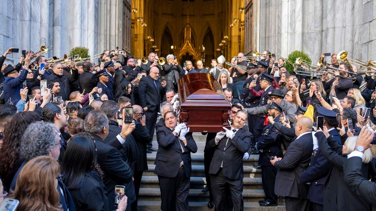 Admiradores despidieron al músico Willie Colón frente a la catedral de San Patricio en Nueva York. Foto: EFE/Ángel Colmenares