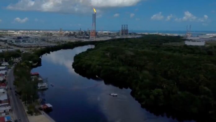 Personal de Pemex y autoridades ambientales realizan labores de contención por hidrocarburos en Dos Bocas, Tabasco. Foto: Tomada de X