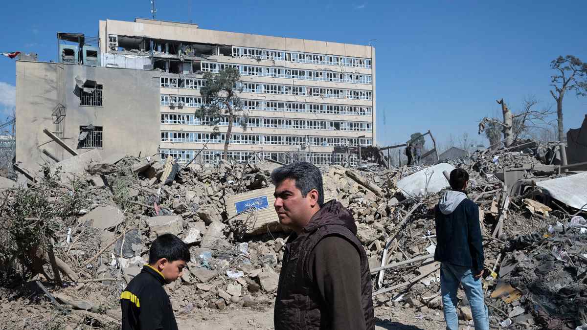 Varias personas caminan cerca de una zona alcanzada por los bombardeos israelíes-estadounidenses en los alrededores del Gran bazar de Teherán. Foto: EFE/Jaime León