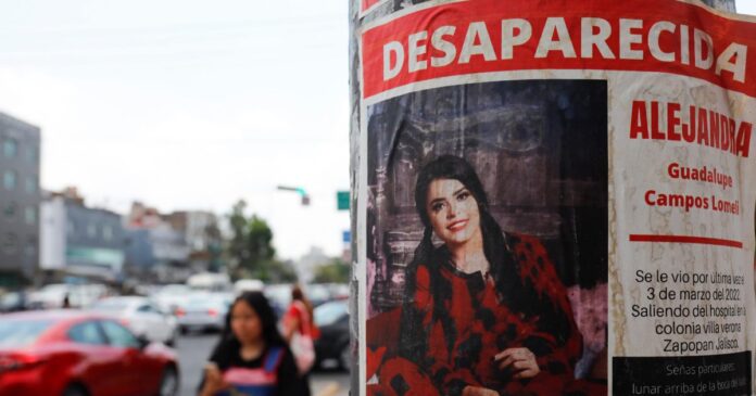 Un cartel con la imagen de una persona desaparecida en Guadalajara, Jalisco. Foto: EFE/Francisco Guasco/Archivo