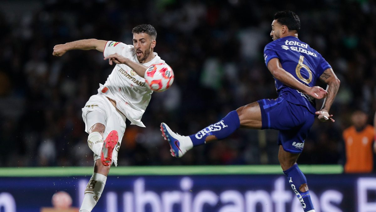 Nathanael Ananias (d), de Pumas, disputa un balón con Joao Dias (i), de Toluca, durante un partido del torneo Clausura 2026 de la Liga MX entre Pumas y Toluca. Foto: EFE/Isaac Esquivel